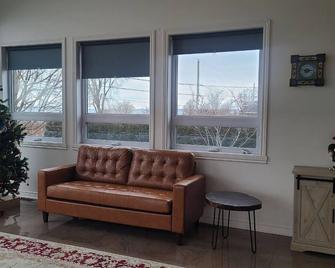 Beautiful spacious river view house, direct access to regional park - Salaberry-de-Valleyfield - Living room