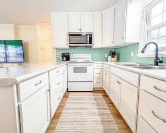 On the water with kayaks and a launch, 5 mins from beach, Everything you need! - Swansboro - Kitchen