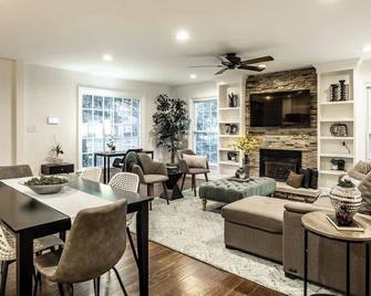 Broad Ripple Falcon Crestview Bungalow - Indianápolis - Sala de estar