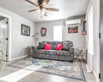 The Tiny Home on Route 66 - Cozy 2 bed with WiFi - Chandler