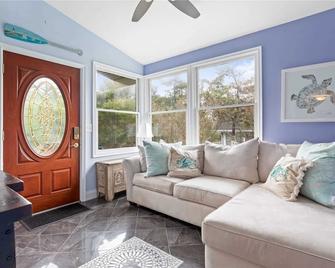 Beach Lover's Paradise - Kismet, Fire Island - Bay Shore - Living room