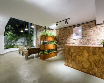 Fern Colombo - קולומבו - לובי