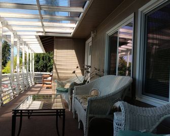 Orchard Lane Retreat, A Peaceful Water View Getaway With Room For Everyone! - Shelton - Balcony