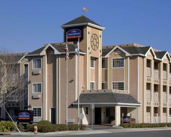 Howard Johnson by Wyndham Salinas - Salinas - Bygning