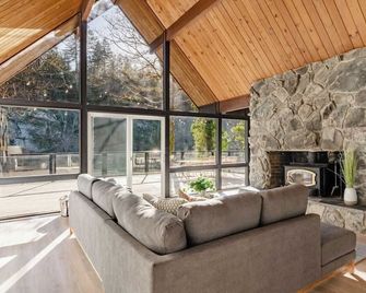 Luxe Riverfront A-Frame | Hot Tub | Fishing - Troutdale - Living room