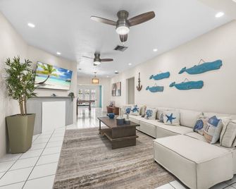 Beach Home Estate I Pool & Ocean - Fort Lauderdale - Stue