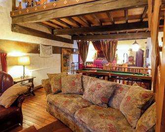 Moldy Warp Barn - Keighley - Living room