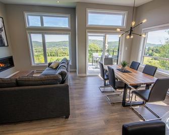 Chalet with fireplace and mountain spa, golf view - Saint-Jean-de-Matha - Living room