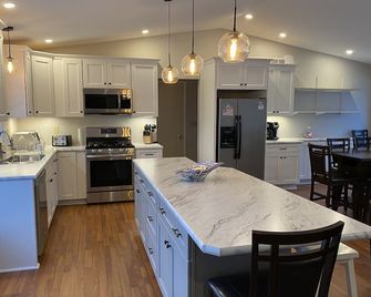 Tranquility at its best w/ EV charging station - Romulus - Cocina