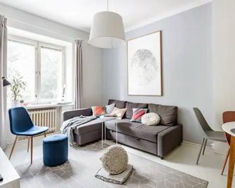 Zen Apt with Garden in Trendy Kallio Neighborhood - Helsinki - Sala de estar
