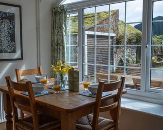 Y Berllan - sleeps 6 guests in 3 bedrooms - Caernarfon - Sala de jantar