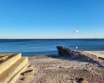 Private Beach: A Slice Of Heaven @ Niantic W/ 6 Queens 1 Full Bed - Niantic - Strand