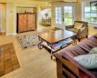 Stunning Beach Suite, great mountain & water views, near downtown Winslow, Cozy. - Bainbridge Island - Living room