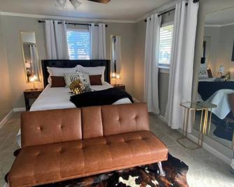 Stunning Cozy Downtown Guesthouse - San Antonio - Bedroom