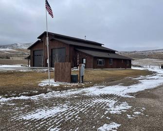 Apartment on Private Small Ranch - Sapphire Mtns - Corvallis - Building