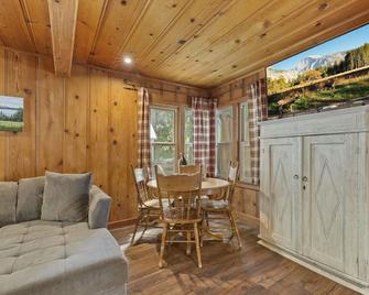 Cabin #7 - Strawberry (Tuolumne County) - Comedor