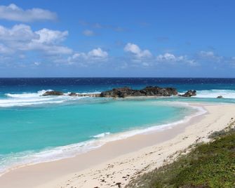 Far Away Villa Where Turquoise Ocean Meets a Billion Stars - Conch Bar - Plage
