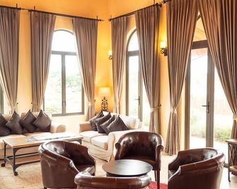 Hotel La Casetta by Toscana Valley - Ban Mo Takhian - Living room