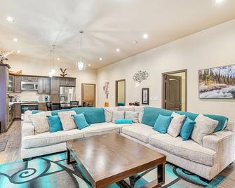 Game Room, Hot Tub and Mtn View Bonney Lake Retreat - Bonney Lake - Living room
