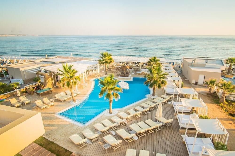 بارثينيس بيتش، سويتس باي ذا سي