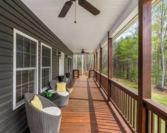 Cabin 4, the delightful Happy Cabin in the heart of Moravian Falls, NC - Moravian Falls - Balcón