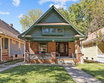 KC Nest - Mins from Plaza + Streetcar + Parking! - Kansas City - Byggnad