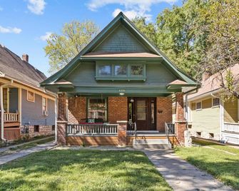 KC Nest - Mins from Plaza + Streetcar + Parking! - קנזס סיטי - בניין