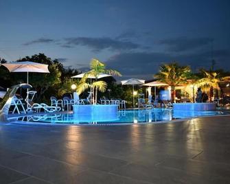 B&B Villa Mery - Mileto - Piscina
