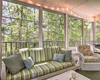 1 Mi to Beach Sea Colony Condo with Balcony! - Bethany Beach - Living room