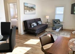 Newly Renovated 2 BR Apartment in the Heart of Sausalito - Sausalito - Living room