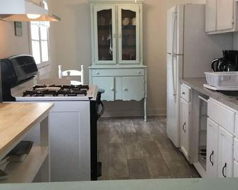 Charming 3 bedroom Sand Castle Cottage Steps to the sandy beach - Crystal Beach - Kitchen