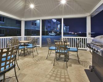 كاندلوود سويتس مورجانتاون - يونيفيرسيتي ويست فيريجينا، آن آي آيتش جي هوتل - مورغانتاون - شرفة