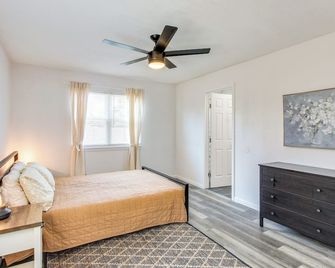 Pet-Friendly Overland Park Condo with Pool Access! - Overland Park - Habitación