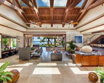 15% Off Summer Special! Luxury Oceanfront Estate: Banyan House 4bd - Honolulu - Aula