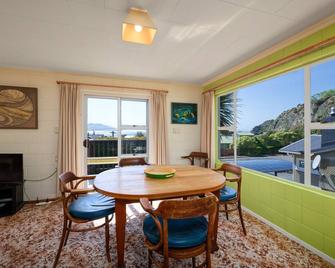 Close to the Beach with Mountain Views - Kaikoura - Dining room