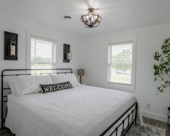 The Little White Cottage - Tusculum, TN 2 bed, 1 bath home - Greeneville - Slaapkamer