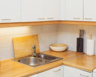 Relax & Explore, Sauna, Metro & Malls 3 Mins Away - Helsinki - Kitchen