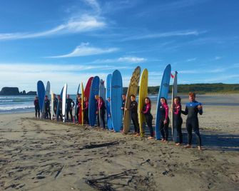 Bazil's Hostel & Surf School - Westport - Beach