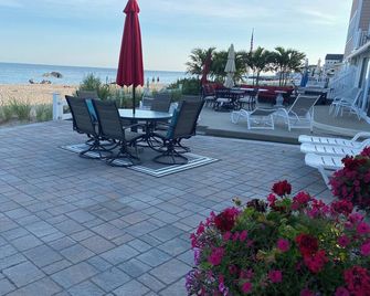 Beach House steps from the ocean! Old Lyme, CT - Old Lyme - Patio