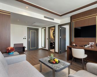 Miracle Istanbul Asia Airport Hotel & Spa - Istanbul - Living room
