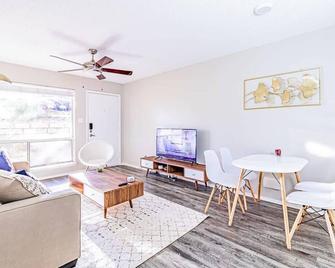 Trendy SoCo 1BR suite, king bed, fast WiFi - Austin - Living room