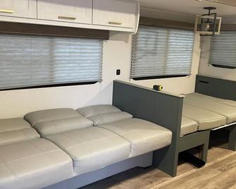 Convenient to UA & Mercedes on private property - Tuscaloosa - Living room