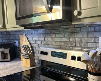 Charming 2-bedroom mountaintop cabin with AC, WiFi in tranquil Rising Fawn - Rising Fawn - Kitchen