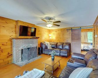 Renovated Lakefront House w/ Dock: Pets Welcome! - New Marlborough - Sala de estar