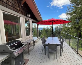 Charming Ocean View House with Hot Tub - Pender Island - Balcony
