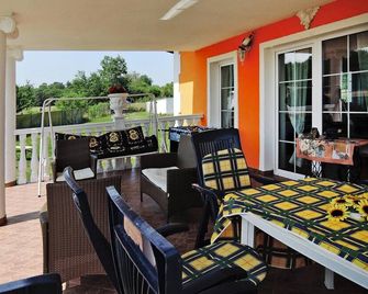 Holiday home for 10 Person in Nowe Warpno - Nowe Warpno - Balcón