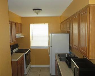 Close to Airport and Store - Kenner - Kitchen
