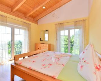 Lovely Flat in Deggendorf With Luxurious Furnishings With Southern Flair - Deggendorf - Schlafzimmer