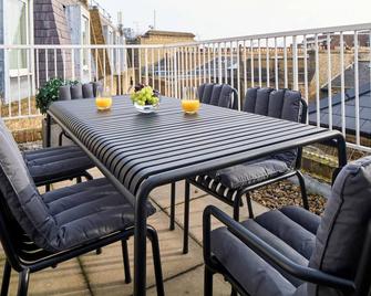 Cheval Harrington Court Apartments - London - Balcony