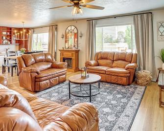 Spacious Rock Springs Stay Near Shops & Dining! - Rock Springs - Wohnzimmer